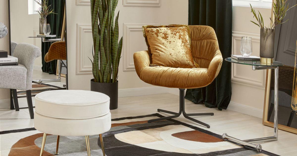 design d'intérieur sélectionné par expert Westwing avec assise et tapis marron, pouf blanc, miroir et plante