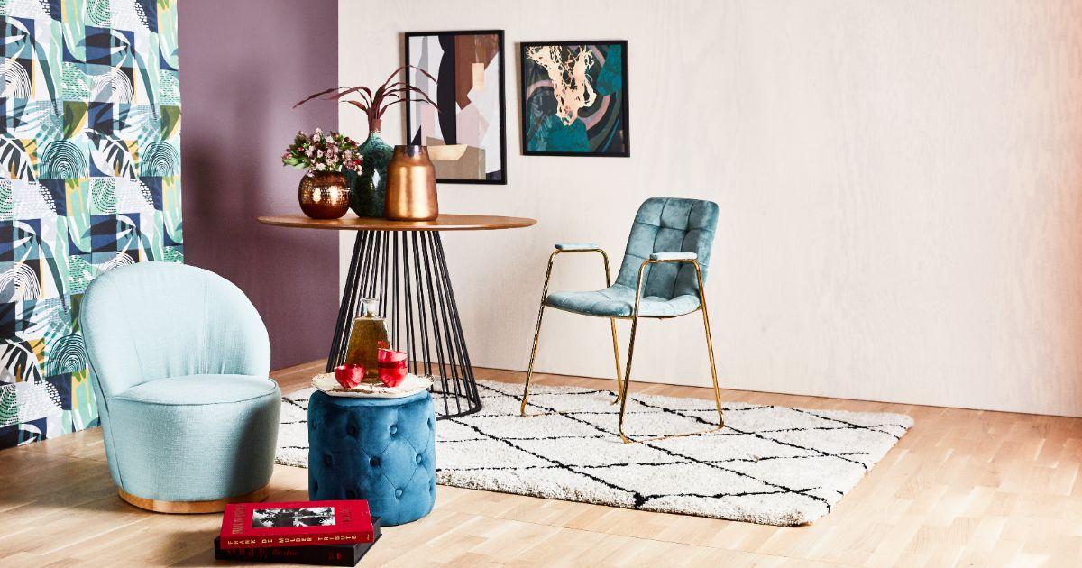 aménagement couleur dans salon coloré avec fauteuil pouf bleu clair