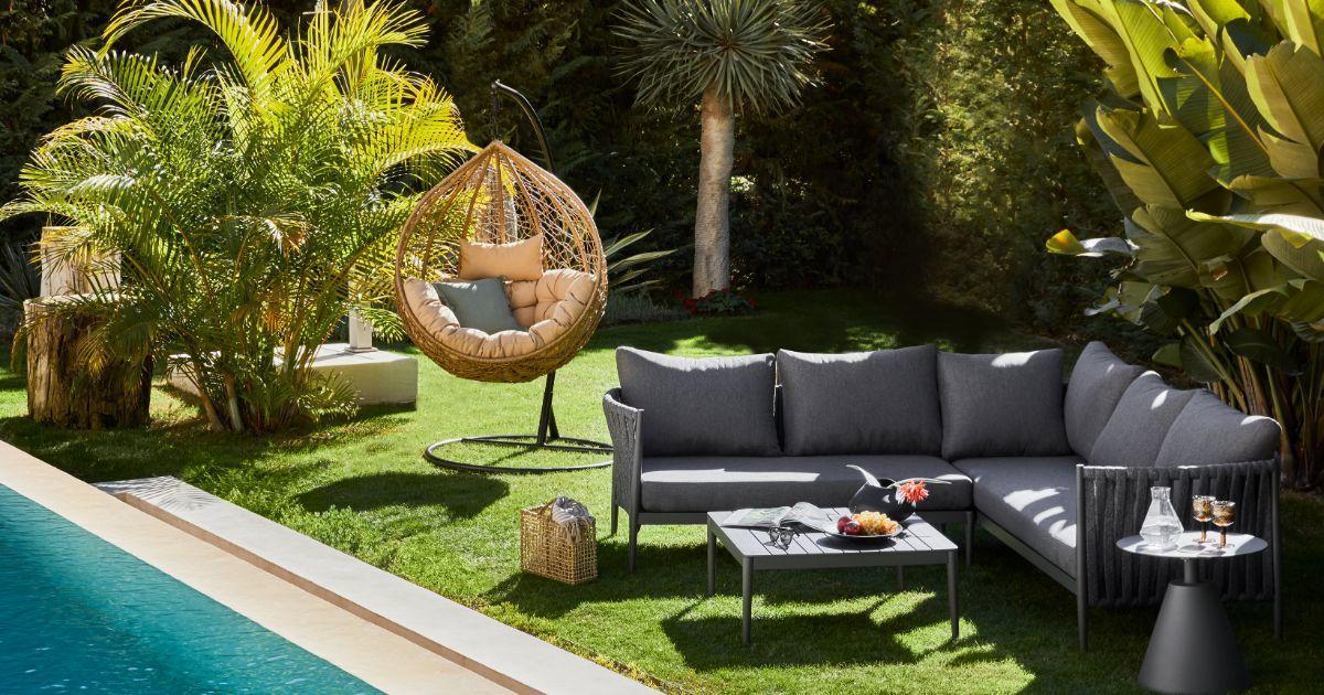 jardin avec piscine, salon de jardin et arbres