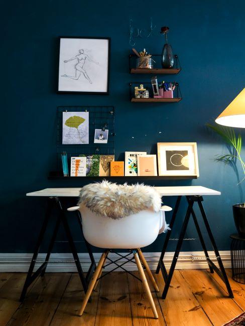Bureau rangement mur bleu pétrole lampe