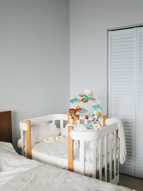 mobile bebe coloré au-dessus d'un lit à barreaux