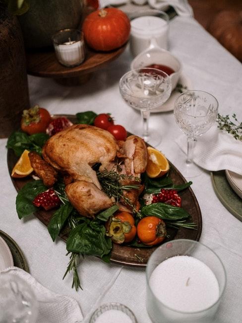 table de fête, avec un gros poulet et jolis verres à vin en cristal