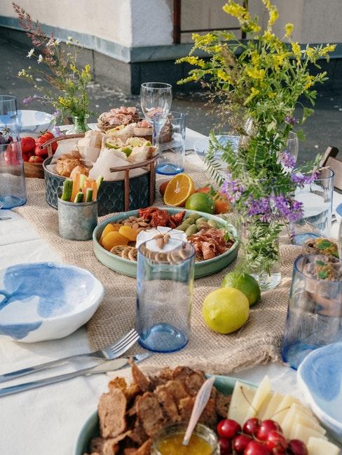 une table de fête joyeuse, table d'extérieur