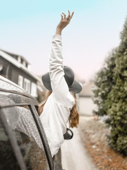 road trip femme en voyage en voiture