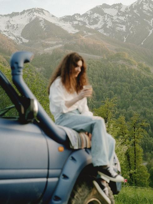 femme pendant la pause de voyage