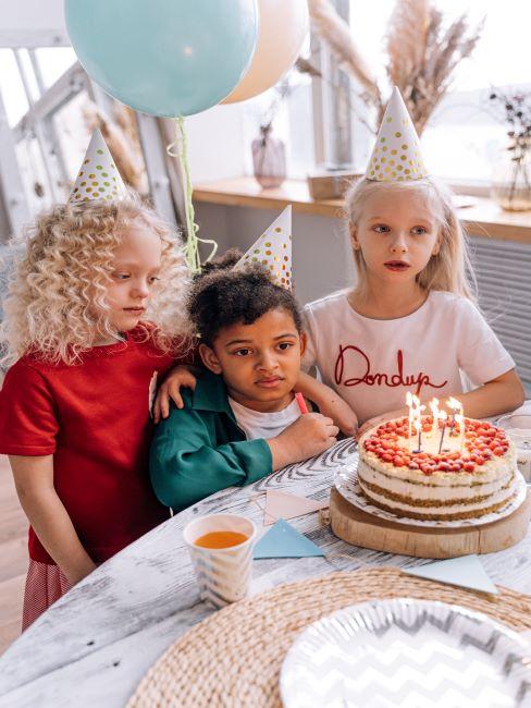 déguisement anniversaire, fête d'anniversaire, thème d'anniversaire, les enfants assis autour d'un gâteau d'anniversaire, bougies d'anniversaire