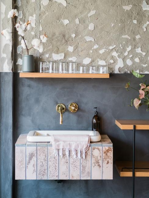 Aménagement toilette avec rangements en hauteur