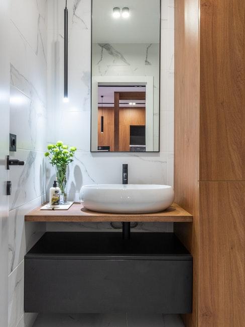 toilettes modernes avec meuble de vasque noir