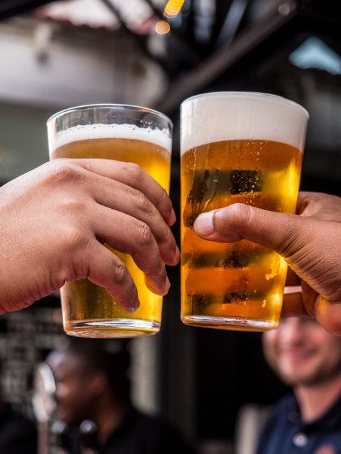 deux personnes qui trinquint avec de la bière