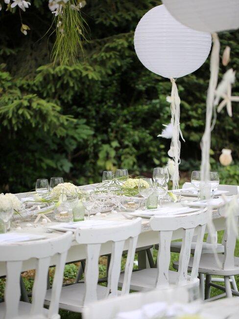 belle table décorée des ballons blancs et des fleurs, décoration extérieure