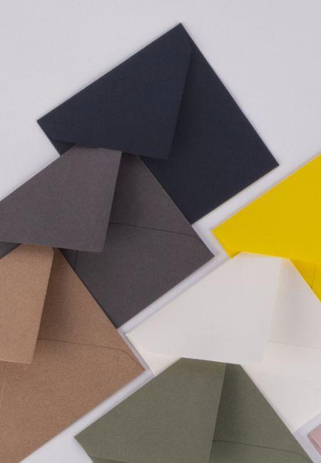 enveloppes carrées marron, gris, bleu, blanc et jaune