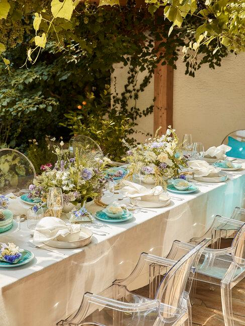 décoration de table en extérieur dans les tons blanc et bleu