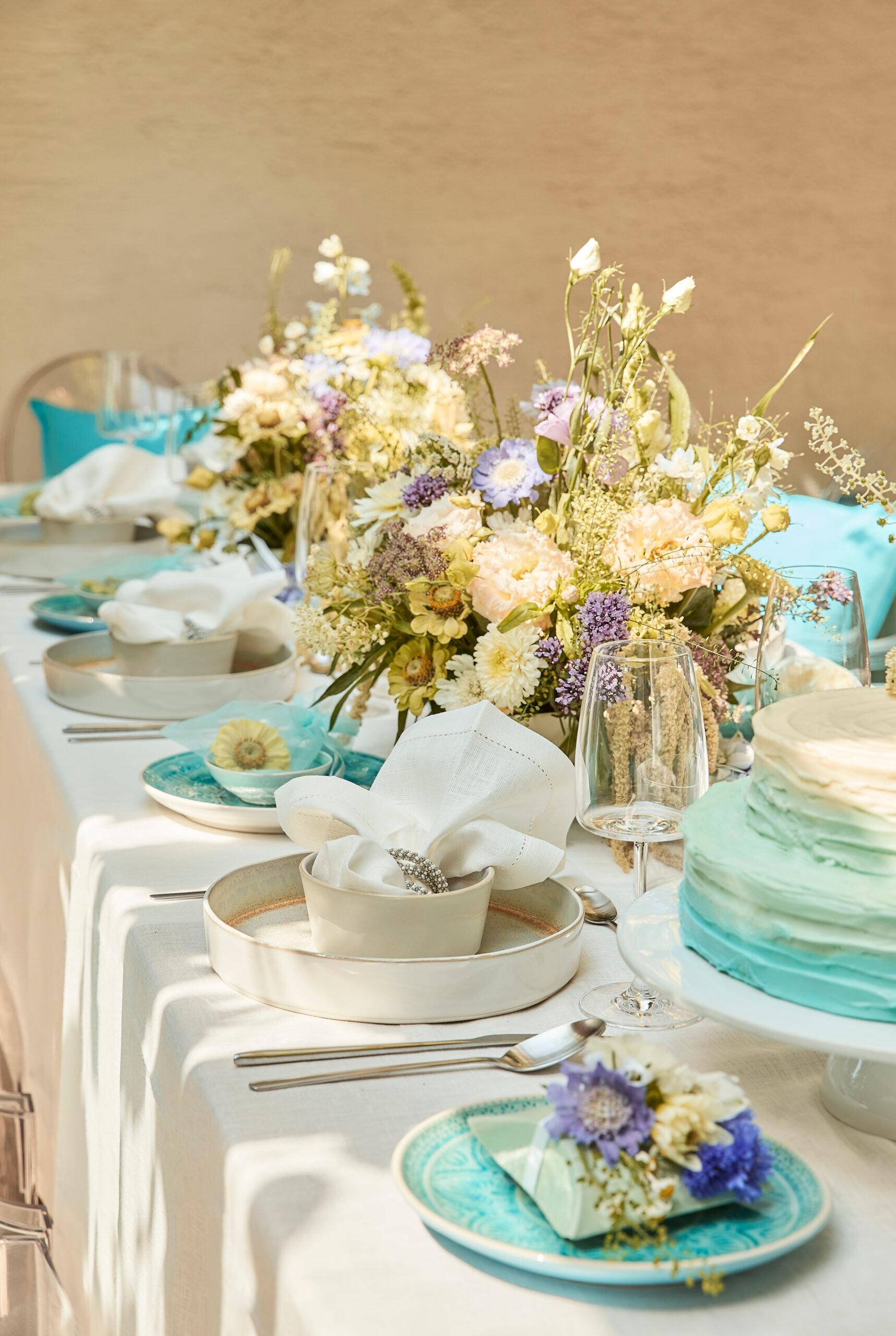 décoration de table blanche te bleu en extérieur