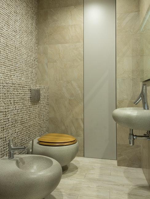 amenagement toilettes avec du carrelage gris et beige