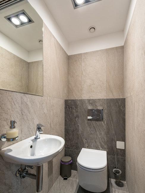 toilettes chic avec carrelage gris et beige