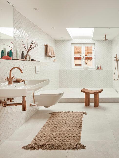 amenagements toilettes dans les tons blanc et beige