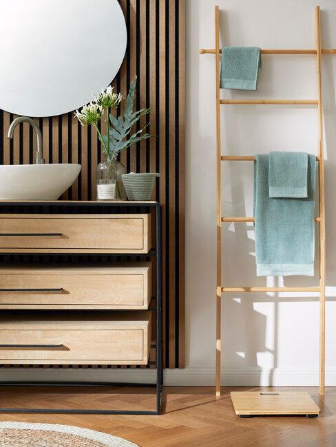 meuble de vasque en bois avec un porte serviette en bois