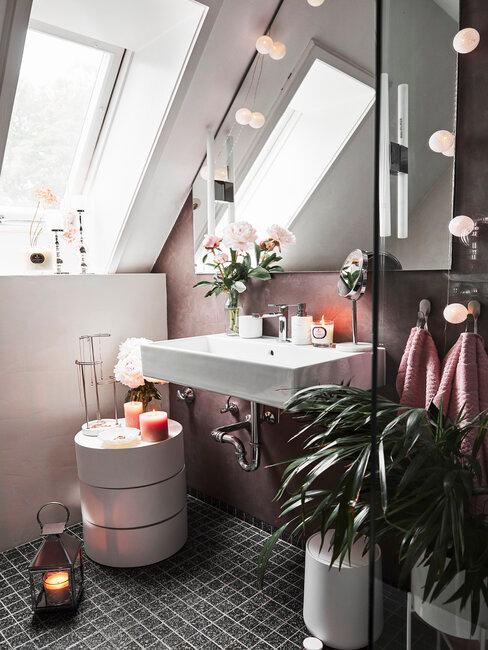 vasque et rangements pour toilettes avec decoration fleural