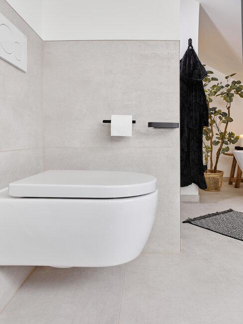 toilettes suspendues avec du carrelage beige au mur