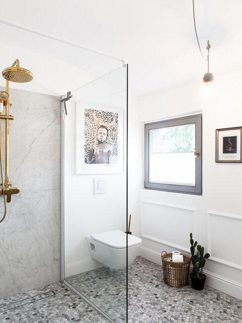 toilettes suspendues avec de la mosaique au sol