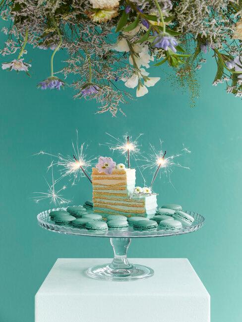 Gâteau pour un anniversaire surprise avec des macarons bleus