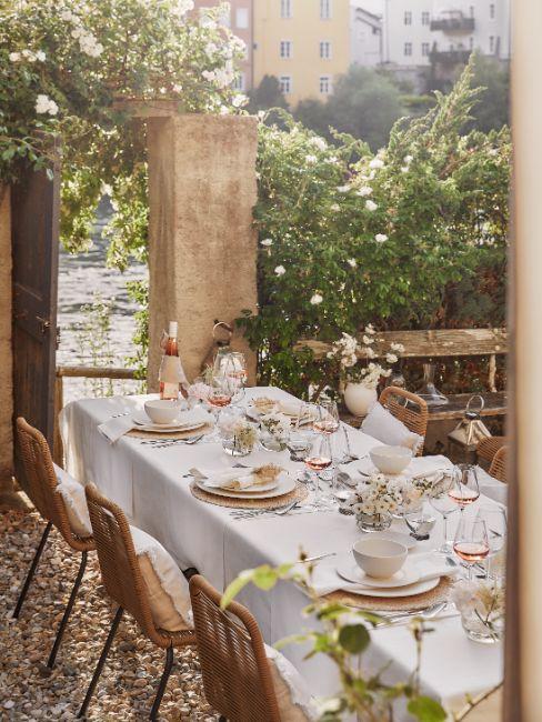 grande table style champêtre dans cour d'une maison (4)