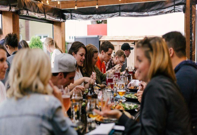 personnes partageant un repas