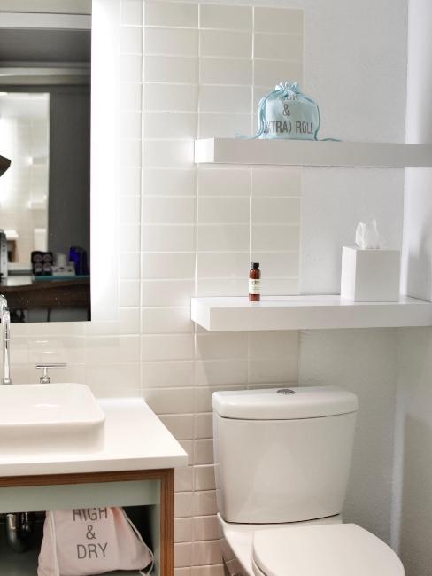 toilettes blanche avec étagères murales blanches
