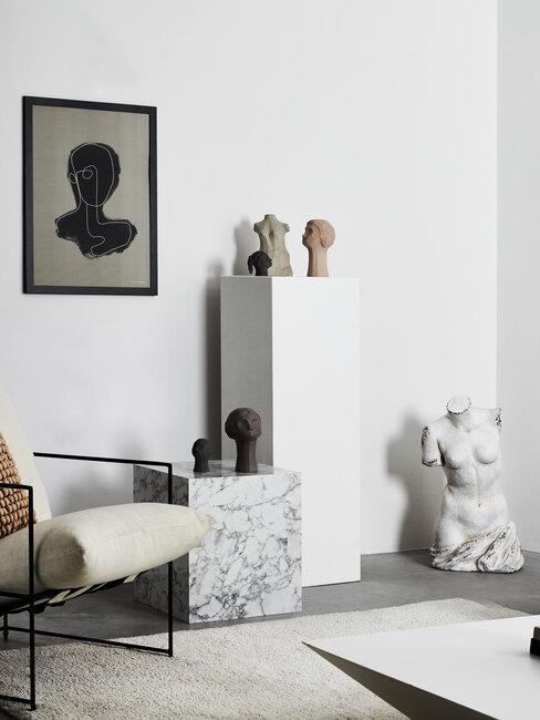 Plusieurs sculptures de femmes, bustes et visages en blanc noir et beige