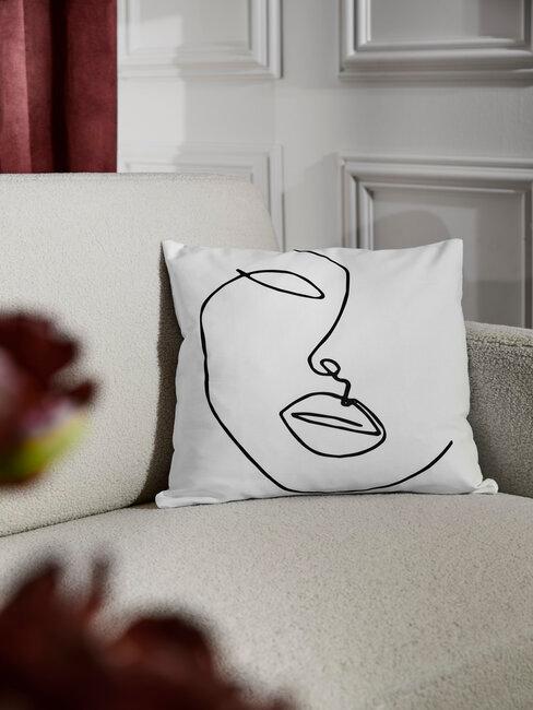 cousin blanc avec dessin du visage d'une femme en noir