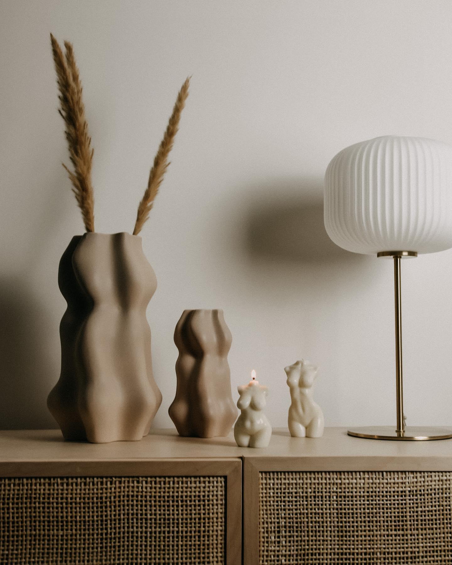 Vases, sculptures et bougies qui représente le corps de femmes