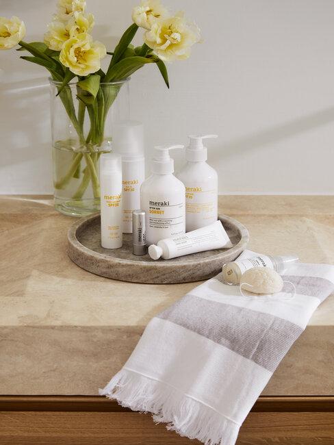 salle de bains avec produits cosmétiques