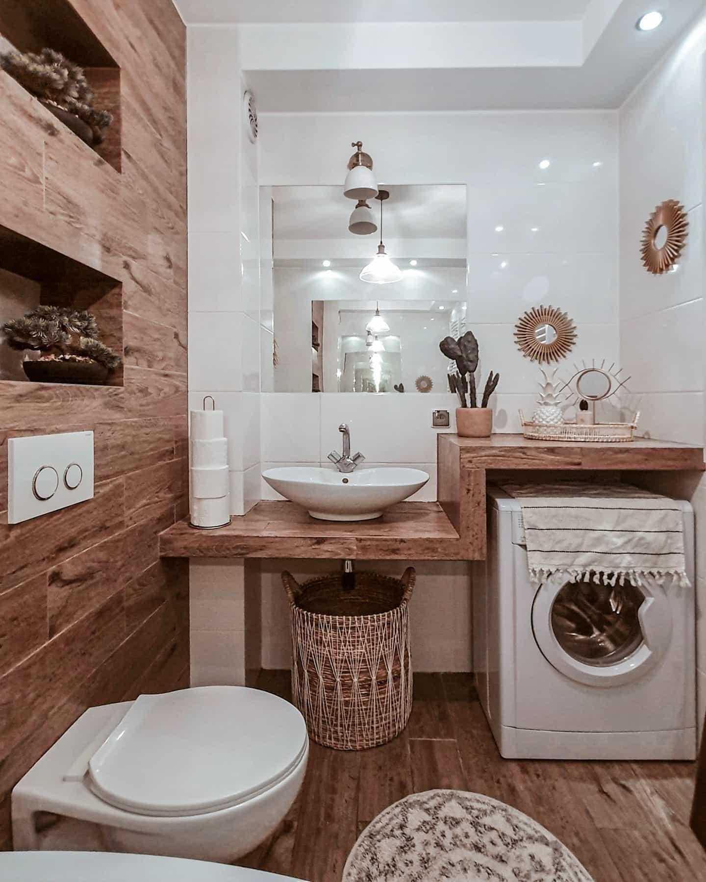 toilettes blanches avec un mur en bois et des accessoires déco en bois