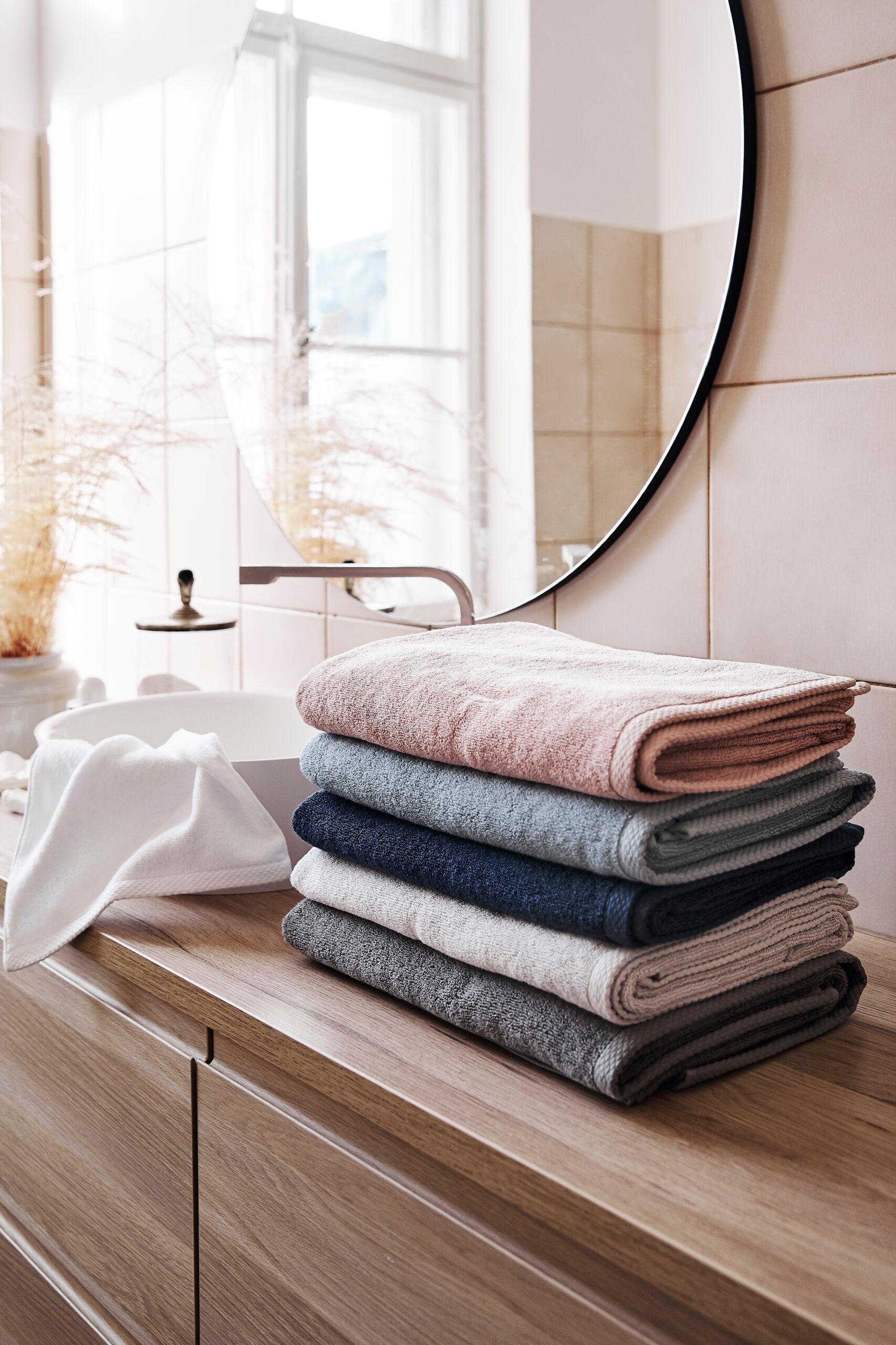 meuble de vasque en bois avec serviettes de couleurs