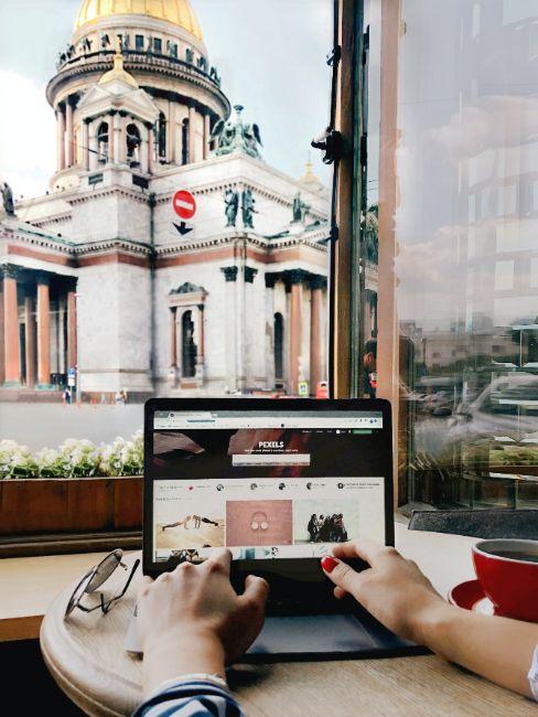 digital nomad depuis un café