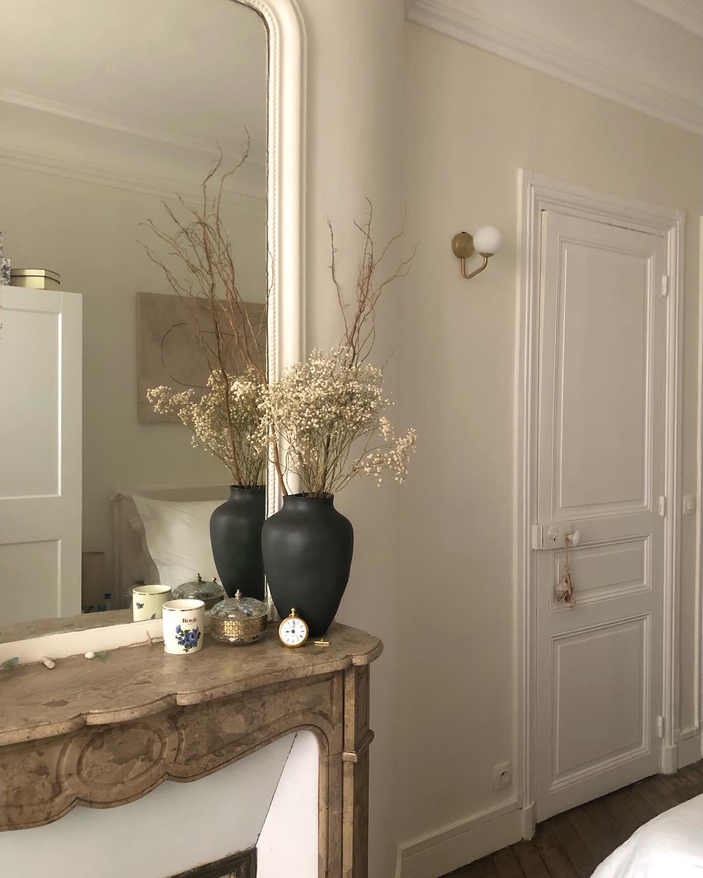 cheminée de style haussmannien avec un miroir