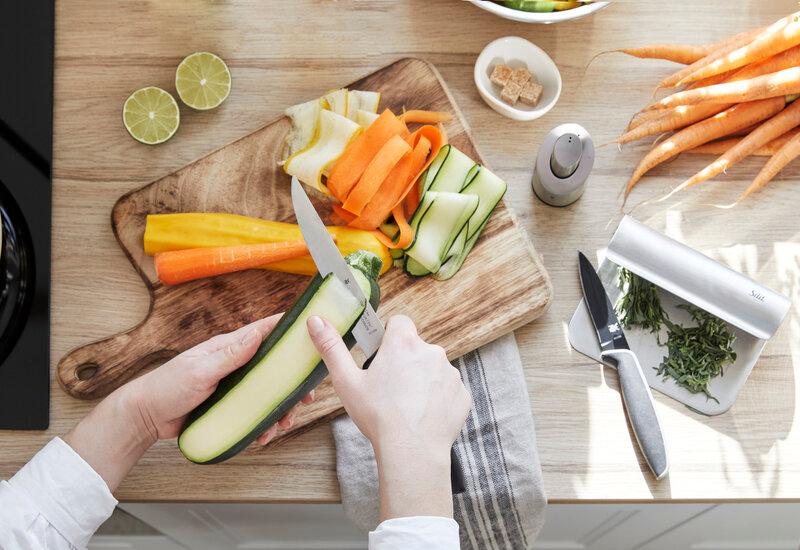 planche à découper avec des légumes de saison