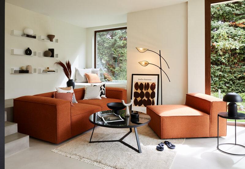 salon blanc avec canapé couleur terracotta