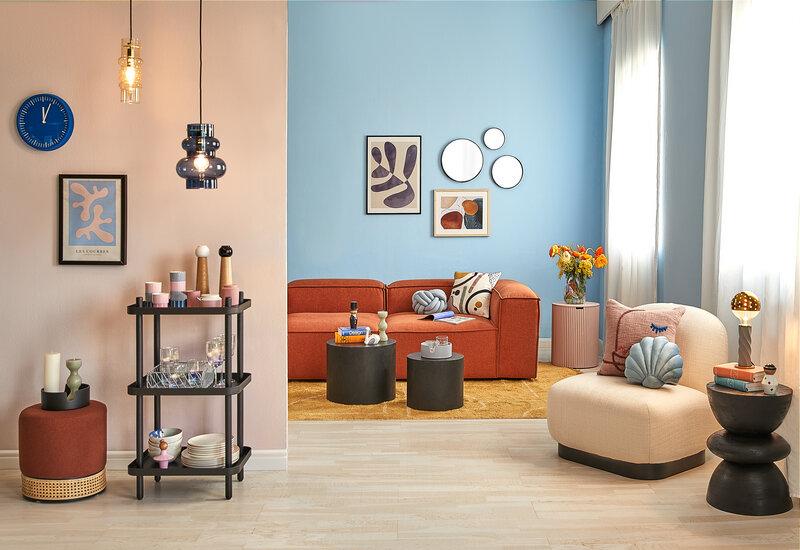 salon bleu et beige avec un canapé et des accessoires de couleur terracotta