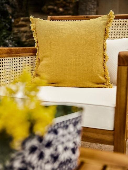 Fauteuil d'extérieur en bois avec coussin jaune