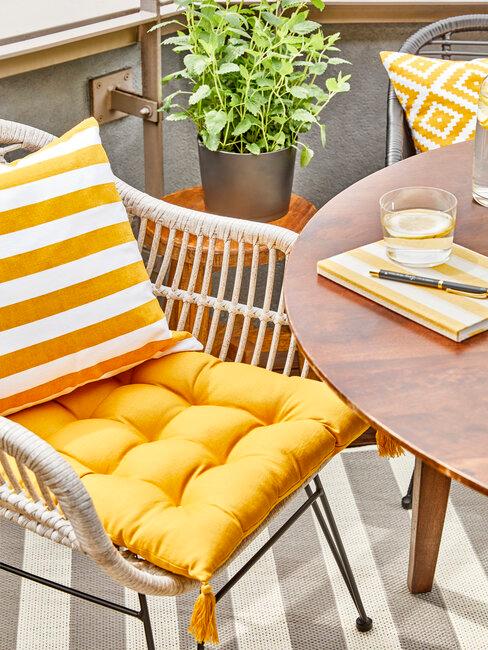 chaise d'extérieur en bois avec coussin jaune