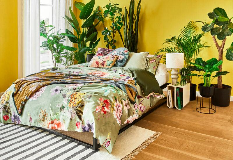 chambre jaune avec décoration fleuris dans les tons verts