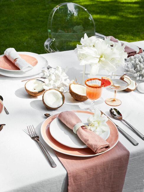 table en extérieur avec décoration corail et blanche