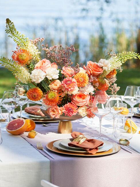 décoration de table corail et blanche en extérieur