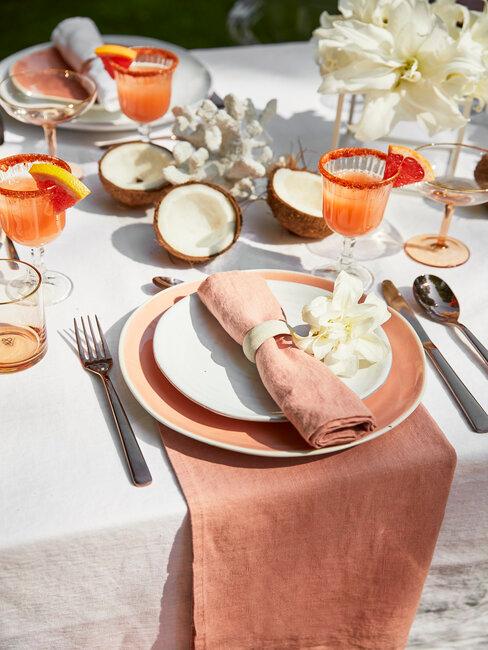 décoration de table blanche et corail en extérieur