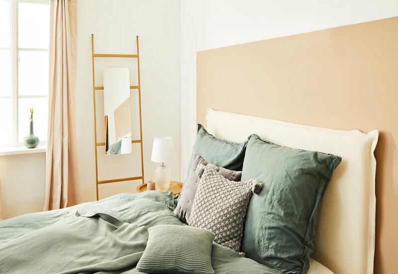 chambre avec draps de lit couleur jade