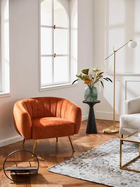 salon classique avec fauteuil orange