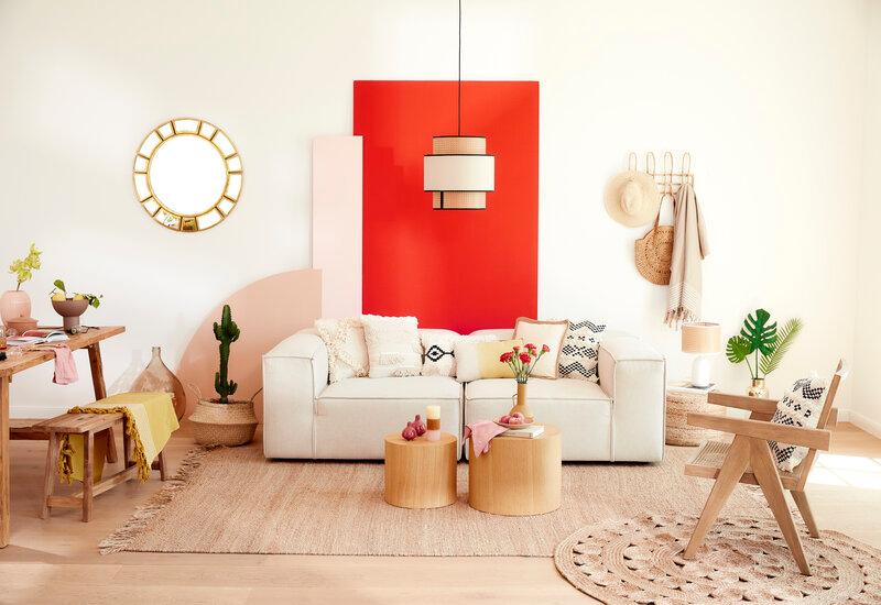 salon avec un mur orange et déco dans les tons beiges