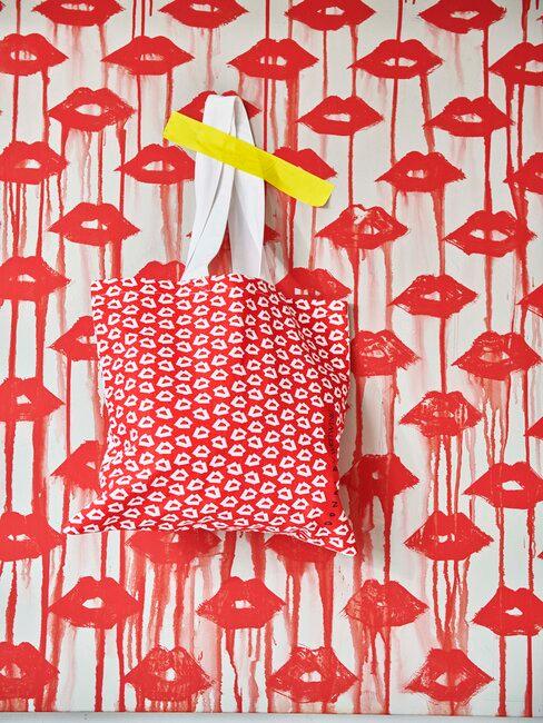mur blanc et rouge avec des motifs bouche avec un sac rouge