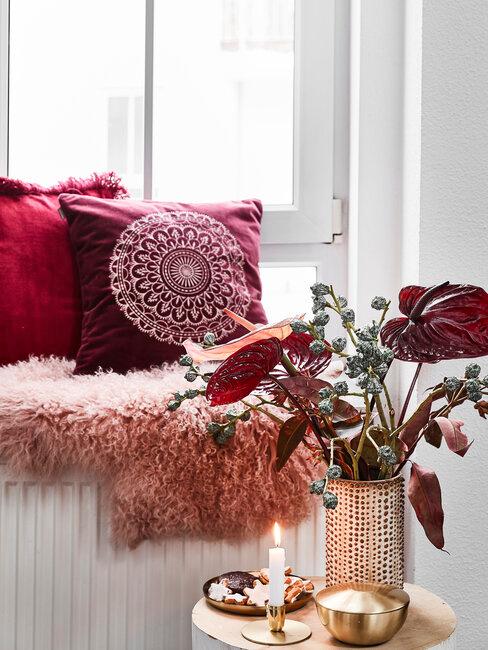 décoration avec des coussins et des fleurs couleur rouge bordeaux